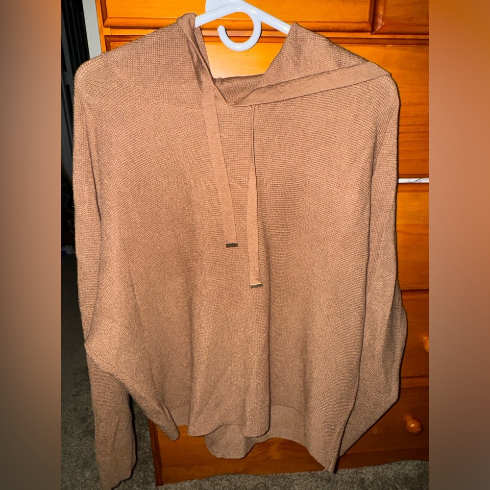 Knitted women’s sweater brown with gold accent